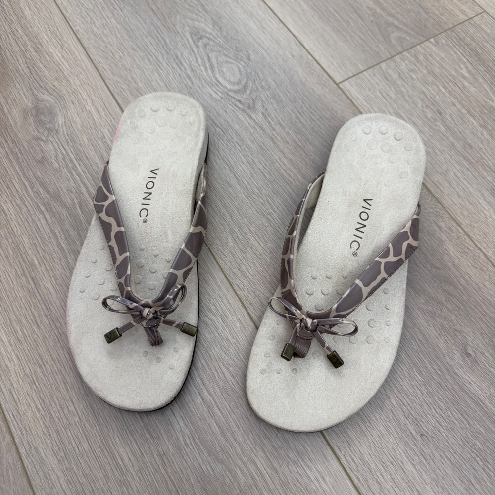 KK Vionic‎ Bella II Tan Giraffe Print Orthotic Sandals Womens 9.5 Flip Flops Bow